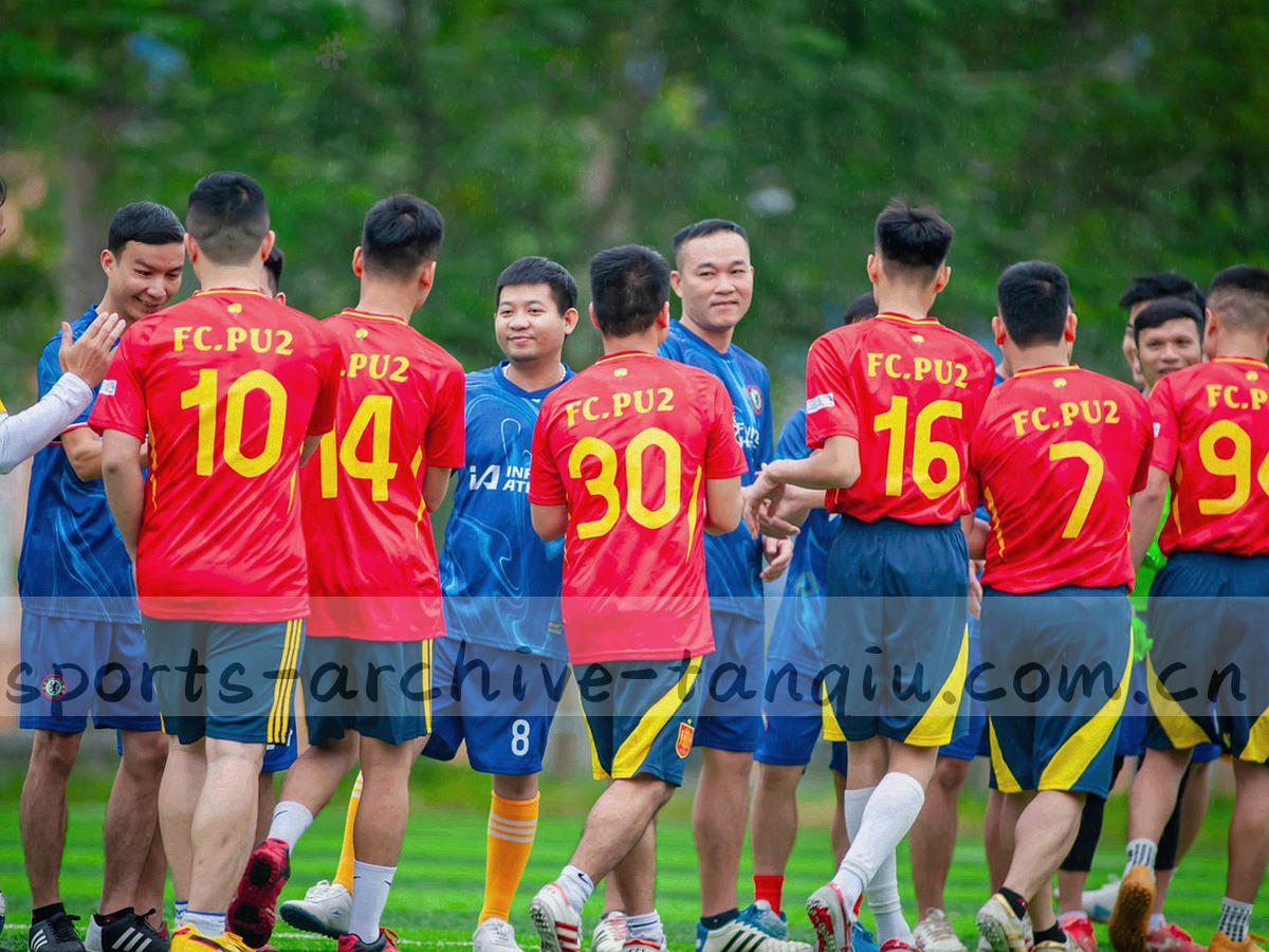 抽象球场分区示意，左侧主队半场以荧光绿标出，右侧客队半场以琥珀橙标出